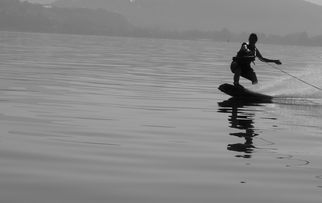九游体育下载-“宽板滑水：东三叉湖赛场见证新一代水上运动的崛起”